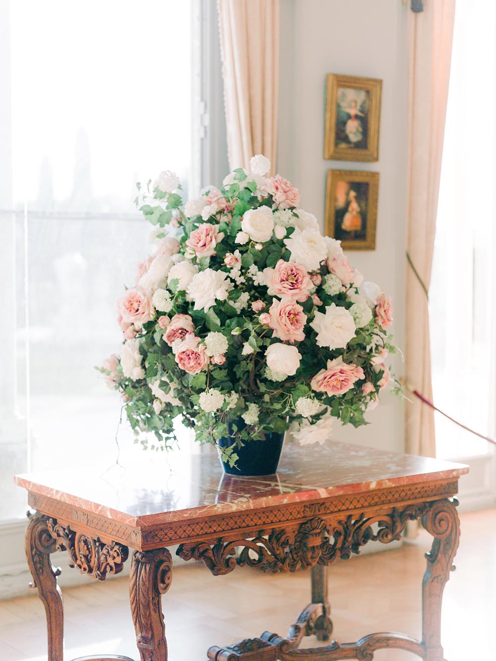 un magniique bouquet de fleur dans la villa rothschild